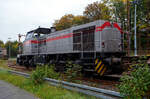 Die 277 809-0  Elmi“ (92 80 1277 809-0 D-KAF), eine Vossloh MaK G 1700 BB der KAF - Falkenhahn Bau AG (Kreuztal), steht am 12 Oktober 2025 mit einem Schotterzug im Bahnhof Herdorf.