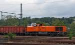 Lok 46 (MaK G 1700 BB) der  Kreisbahn Siegen-Wittgenstein (KSW) fhrt mit Gterzug am 17.06.2011 in Scheuerfeld/Sieg, in Richtung Siegen.