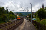 Die KSW 43 (92 80 1273 018-2 D-KSW), die asymmetrische Vossloh G 2000 BB der KSW (Kreisbahn Siegen-Wittgenstein) fährt am 07 Juli 2025, mit einem beladen Coilzug, durch den Bahnhof Kirchen (Sieg) in Richtung Betzdorf. In Betzdorf (Sieg) muss sie dann umsetzen und es geht dann über KBS 462 „Hellertalbahn“ nach Herdorf zum Rbf der KSW (Betriebsstätte FGE -Freien Grunder Eisenbahn). Für die Weiterfahrt auf den Pfannenberg (in Neunkirchen-Salchendorf) übernimmt dort meist dann eine andere Lok den Zug.

Nochmals einen lieben Gruß an den netten Lokführer zurück.