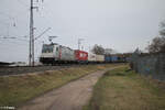 186 385-1 mit einem Containerzug in der Treuchtlinger Kurve in Nürnberg Hohe Marter. 18.02.24