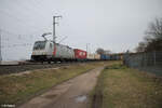 186 385-1 mit einem Containerzug in der Treuchtlinger Kurve in Nürnberg Hohe Marter. 18.02.24