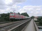 601 + eine Schwester Maschine ziehen ein Zementzug ber die Donaubrcke bei Regensburg.