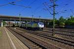 Mit einem RE3 nach Uelzen unterquert 146 531 am 05.08.2020 die Brcke der in Harburg als Autobahnzubringer dienenden B75.