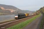 ES64 F4 091 mit dem Wechselpritschenzug DHL bei der Blockstelle Bodenthal, im Hintergrund sieht man die Burg Sooneck.