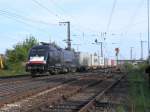 ES64 U2-033 verlsst Regensburg Ost mit einem Containerzug.