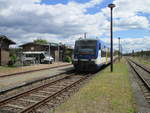 In Milmersdorf fotografierte ich,am 16.Mai 2020,den NEB VT002 als RB Templin Stadt-Eberswalde.