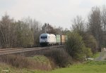 223 143 rollt langsam mit dem Wiesau Containerzug nach Hamburg kurz hinter Wiesau und erreicht gleich den BÜ Schönfeld.