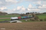 223 143 zieht bei Lengenfeld den Wiesau Containerzug nach Hamburg durch die Kurve.