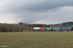 Nachschuss auf 223 143 zieht bei Lengenfeld den Wiesau Containerzug nach Hamburg durch die Kurve.