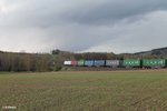 Nachschuss auf 223 143 zieht bei Lengenfeld den Wiesau Containerzug nach Hamburg durch die Kurve.