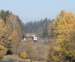 223 143 zieht den Wiesau Containerzug bei Oberteich. 01.11.16