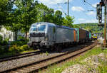 Die an die TX Logistik AG vermietete 193 921 (91 80 6193 921-4 D-NRAIL) der Northrail GmbH fährt am 06 Mai 2025 mit einem KLV-Zug (Taschenwagenzug) durch den Bahnhof Kirchen/Sieg in Richtung Köln. Rechts auf Gleis 2 hält der HLB VT 504 als RB 93  Rothaarbahn  nach Erndtebrück.

Nochmals einen lieben Gruß an den netten Lokführer zurück.

Die Siemens Vectron AC (200 km/h - 6,4 MW) wurde 2010 von Siemens in München-Allach unter der Fabriknummer 21692 gebaut. Sie war ursprünglich eine Vorführ-/Mietlok der Siemens Mobility in München, eingestellt durch die RailAdventure GmbH als 91 80 6193 921-4 D-RADVE, 2013 wurde sie an die Paribus Rail Portfolio III GmbH & Co. KG die auch heute Eigentümer ist bzw. sie für die Northrail GmbH finanziert hat. Sie hat die Zulassungen für Deutschland und Österreich.
