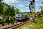 Die an die TX Logistik AG vermietete 193 921 (91 80 6193 921-4 D-NRAIL) der Northrail GmbH fährt am 06 Mai 2025 mit einem KLV-Zug (Taschenwagenzug) durch den Bahnhof Kirchen/Sieg in Richtung Köln. Rechts auf Gleis 2 hält der HLB VT 504 als RB 93  Rothaarbahn  nach Erndtebrück.

Nochmals einen lieben Gruß an den netten Lokführer zurück.