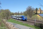 622 409 fährt in Reuth bei Erbendorf als OPB 79731 Marktredwitz - Regensburg ein, im Hintergrund sieht man die Burg Trautenberg.