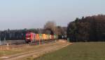 270082 mit dem Containerzug Wiesau - Hamburg bei Oberteich.