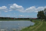 270082 überführt von Hof nach Regensburg den SETG Vectron 193 831  Christian Doppler  bei Oberteich und bringt dabei den Containerzug Hamburg - Wiesau mit.