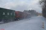 Nachschuss auf 270080 alias 223 101 zieht bei Schönfeld den Wiesau Containerzug nach Hof.