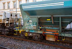 Detailbild des vierachsigen offenem Drehgestell-Schüttgutwagen mit Schwerkraft Entladung (Selbstentladewagen), 37 84 6985 001-0 NL-ORWU, der Gattung Faccns, der On Rail Gesellschaft für Eisenbahnausrüstung und Zubehör mbH (Mettmann), eingestellt in den Niederlanden, am 04 November 2025 eingereiht im Zugverband bei einer Zugdurchfahrt im Bahnhof Kirchen/Sieg.