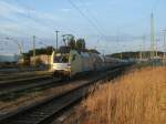 Nicht mehr vor dem Kreidezug zusehen ist der PCT-Altmann Taurus ES64U2-011 der,am 21.August 2013,den Bahnhof Bergen/R�gen verlie�.