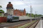 185 547-7 MRCE im Dienst fr die PRESS mit Hackschnitzelzug in Rathenow in Richtung Stendal unterwegs, 14.05.2011