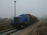 Mit drei Schotterwagen und einem Niederbordwagen stand die PRESS 312 002-7 auf dem Tankgleis,am 17.Mrz 2012,in Putbus.