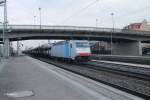 185 636-8 mit einem BMW-Zug in Regensburg HBf.