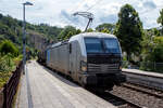 Die an die ecco-rail GmbH vermietete SIEMENS Vectron AC 193 990 (91 80 6193 990-9 D-Rpool) der Railpool GmbH (München) fährt am 18 Juli 2024 mit einem Kesselwagenzug durch den Bahnhof Kirchen (Sieg) in Richtung Siegen. Laut Warntafel 33/1268 (Gefahr-/UN-Nr.) war der Kesselwagenzug beladen mit Erdöldestillate, N.A.G. oder Erdölprodukte, N.A.G.

Die Wechselstromlok (AC 15 kV 16,7 Hz und AC 25 kV 50 Hz) SIEMENS Vectron AC wurde 2019 von Siemens Mobilitiy in München-Allach unter der Fabriknummer 22559 gebaut. Sie ist als Vectron AC B16-2b ausgeführt und hat so die Zulassung für Deutschland, Österreich, Ungarn und Rumänien (D / A / H + RO).