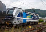 Die an die RTB Cargo - Rurtalbahn Cargo GmbH (RATH Gruppe) vermietete SIEMENS Vectron AC 193 999-0 „Győr“ (91 80 6193 999-0 D-Rpool) fährt am 10 Juni 2025 mit einem, laut Warntafel (30/1202) mit Heizöl oder Diesel beladenen, Kesselwagenzug durch Niederschelderhütte in Richtung Siegen 

Die Wechselstromlok (AC 15 kV 16,7 Hz und AC 25 kV 50 Hz) SIEMENS Vectron AC 193 999-0 wurde 2019 von Siemens Mobilitiy in München-Allach unter der Fabriknummer 22698. Sie ist als Vectron AC B16-2b ausgeführt und hat so die Zulassung für Deutschland, Österreich, Ungarn und Rumänien (D / A / H + RO). Sie hat eine Leistung von 6.400 kW (8.700 PS). 