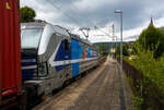 Die an die RTB Cargo vermietete Siemens Vectron MS - 193 172 (91 80 6193 172-4 D-Rpool) der Railpool GmbH (München) fährt am 31 Juli 2025 mit einem KLV-Zug durch den Bahnhof Kirchen/Sieg in Richtung Siegen. 

Die Multisystemlokomotive Siemens Vectron MS wurde 2024 von SIEMENS Mobilitiy in München-Allach unter der Fabriknummer 23472 gebaut und im September 2024 an die Railpool ausgeliefert. Hier in der ausgeführten Variante MS A54 ist sie eine „echte“ Multisystemlokomotive und kann in halb Europa fahren. Sie hat die Zulassungen und Länderpakete für Deutschland, Österreich, Belgien, die Niederlande, Tschechien, die Slowakei, Ungarn, Rumänien und Polen. Für Serbien (SRB), Bulgarien (BG) und Kroatien (HR) sind auch Zulassungen vorgesehen, aber ist z.Z. noch durchgestrichen.

So besitzt die Variante MS A54 folgende Zugsicherungssysteme: ETCS BaseLine 3, sowie für Deutschland (PZB90 / LZB80 (CIR-ELKE I)), für Österreich (ETCS Level 1 mit Euroloop, ETCS Level 2, PZB90 / LZB80), für Belgien (ETCS L1, ETCS L2, TBL1+), für die Niederlande (ETCS Level 1, ETCS Level 2, ATB-EGvV), für Tschechien und die Slowakei (LS (Mirel)), für Ungarn (ETCS Level 1, EVM (Mirel)), für Polen (SHP) und für Rumänien, Serbien, Bulgarien und Kroatien (PZB90).

Was mir bei meinen Recherchen nun mal aufgefallen ist, dass es zurzeit keine für Frankreich zugelassene Siemens Vectron gibt. Aber dies wird sich wohl bald mal ändern. Alpha Trains gab im September 2024 die Erweiterung seiner Flotte um bis zu 70 Vectron-Lokomotiven (davon 35 bestellt) bekannt. Der Rahmenvertrag sieht die Lieferung mehrerer Varianten von Vectron-Lokomotiven vor, darunter Multi-System- und Dual Mode-Modelle.

Die neuen Vectron-Lokomotiven verfügen über eine maximale Leistung von bis zu 6,4 MW und eine Höchstgeschwindigkeit von bis zu 200 km/h. Sie ergänzen die bestehende Alpha Trains-Flotte von Vectron MS-, AC- und Vectron Dual Mode-Modellen. Die erste Auslieferung ist für Ende 2026 geplant. Der Auftrag umfasst auch die Lieferung der ersten Vectron-Mehrsystemlokomotiven für Frankreich, die entlang des Nord-Süd-Korridors in Deutschland, Österreich, der Schweiz, Italien, Belgien, der Niederlande, Frankreich und optional in Luxemburg eingesetzt werden können.

Alpha Trains will so die Marktpräsenz, insbesondere in Frankreich, weiter stärken. Es ist besonderer Meilenstein für SIEMENS, die ersten Vectron-Mehrsystemlokomotiven für Frankreich zu liefern, die ihre Fähigkeiten in Bezug auf Leistung, Geschwindigkeit und grenzüberschreitenden Betrieb eindrucksvoll unter Beweis stellen. Dieser Auftrag wird nicht nur die bestehende Flotte von Alpha Trains erweitern, sondern auch eine wichtige Rolle bei der Förderung des nachhaltigen Verkehrs in ganz Europa spielen.
