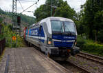 Die an die RTB Cargo vermietete Siemens Vectron MS - 193 172 (91 80 6193 172-4 D-Rpool) der Railpool GmbH (München) fährt am 31 Juli 2025 mit einem KLV-Zug durch den Bahnhof Kirchen/Sieg in Richtung Siegen. 

Die Multisystemlokomotive Siemens Vectron MS wurde 2024 von SIEMENS Mobilitiy in München-Allach unter der Fabriknummer 23472 gebaut und im September 2024 an die Railpool ausgeliefert. Hier in der ausgeführten Variante MS A54 ist sie eine „echte“ Multisystemlokomotive und kann in halb Europa fahren. Sie hat die Zulassungen und Länderpakete für Deutschland, Österreich, Belgien, die Niederlande, Tschechien, die Slowakei, Ungarn, Rumänien und Polen. Für Serbien (SRB), Bulgarien (BG) und Kroatien (HR) sind auch Zulassungen vorgesehen, aber ist z.Z. noch durchgestrichen.

So besitzt die Variante MS A54 folgende Zugsicherungssysteme: ETCS BaseLine 3, sowie für Deutschland (PZB90 / LZB80 (CIR-ELKE I)), für Österreich (ETCS Level 1 mit Euroloop, ETCS Level 2, PZB90 / LZB80), für Belgien (ETCS L1, ETCS L2, TBL1+), für die Niederlande (ETCS Level 1, ETCS Level 2, ATB-EGvV), für Tschechien und die Slowakei (LS (Mirel)), für Ungarn (ETCS Level 1, EVM (Mirel)), für Polen (SHP) und für Rumänien, Serbien, Bulgarien und Kroatien (PZB90).

Was mir bei meinen Recherchen nun mal aufgefallen ist, dass es zurzeit keine für Frankreich zugelassene Siemens Vectron gibt. Aber dies wird sich wohl bald mal ändern. Alpha Trains gab im September 2024 die Erweiterung seiner Flotte um bis zu 70 Vectron-Lokomotiven (davon 35 bestellt) bekannt. Der Rahmenvertrag sieht die Lieferung mehrerer Varianten von Vectron-Lokomotiven vor, darunter Multi-System- und Dual Mode-Modelle.

Die neuen Vectron-Lokomotiven verfügen über eine maximale Leistung von bis zu 6,4 MW und eine Höchstgeschwindigkeit von bis zu 200 km/h. Sie ergänzen die bestehende Alpha Trains-Flotte von Vectron MS-, AC- und Vectron Dual Mode-Modellen. Die erste Auslieferung ist für Ende 2026 geplant. Der Auftrag umfasst auch die Lieferung der ersten Vectron-Mehrsystemlokomotiven für Frankreich, die entlang des Nord-Süd-Korridors in Deutschland, Österreich, der Schweiz, Italien, Belgien, der Niederlande, Frankreich und optional in Luxemburg eingesetzt werden können.

Alpha Trains will so die Marktpräsenz, insbesondere in Frankreich, weiter stärken. Es ist besonderer Meilenstein für SIEMENS, die ersten Vectron-Mehrsystemlokomotiven für Frankreich zu liefern, die ihre Fähigkeiten in Bezug auf Leistung, Geschwindigkeit und grenzüberschreitenden Betrieb eindrucksvoll unter Beweis stellen. Dieser Auftrag wird nicht nur die bestehende Flotte von Alpha Trains erweitern, sondern auch eine wichtige Rolle bei der Förderung des nachhaltigen Verkehrs in ganz Europa spielen.
