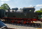 Die Dampflokomotive D8 der Hespertalbahn e. V., eine Krupp Knapsack, am 18 Juli 2015 beim Lokschuppen in Essen-Kupferdreh.

Die Lok wurde 1961 von der Lokomotiv- und Waggonbaufabrik Fried. Krupp in Essen unter der Fabriknummer 3435 gebaut und an die NBAG - Niederrheinische Bergwerks-AG (Moers), für den Einsatz auf der Zeche Niederrhein I/II/V (ab 1970 Niederberg) in Neukirchen-Vlyn (als Lok VI), geliefert. Ab 1970 gehörte die Zeche zur RAG - Ruhrkohle AG (Essen). Ab 1976 gehörte sie, als Lok 760-C, zu der zur RAG gehörenden BAG Lippe (Bergbauaktiengesellschaften) in Gladbeck, wo sie als Traditionslok vor RAG-Sonderzügen zum Einsatz kam. Im Jahr 2000 ging sie an den VEH - Verein zur Erhaltung der Hespertalbahn e. V. in Essen-Kupferdreh, als Lok D 8 / VIII, seit 2008 heißt der Verein HTB - Hespertalbahn e. V.. Bis Ende 2016 war die Lok im Museumszugbetrieb im Einsatz, wurde dann wegen Fristablauf abgestellt.  Aktuell ist sie in Aufarbeitung bzw. in Hauptuntersuchung.

Die Krupp „Knapsack“ ist eine normalspurige, dreiachsige Nassdampf-Tenderlokomotive (Achsfolge C) aus dem Nachkriegs-Typenprogramm der Lokomotiv- und Waggonbaufabrik Fried. Krupp in Essen. Ihre Bauart basiert auf einem Einzelstück, welches bereits 1935 an die „AG für Stickstoffdünger“ in Hürth-Knapsack geliefert wurde. Von diesem Vorläufer leitet sich auch die Typenbezeichnung, dieser standardisierten Werksbahn-Dampflokomotive, ab

Mit einer Leistung von rund 400 PSi und einer zulässigen Höchstgeschwindigkeit von 45 km/h in erster Linie für den Einsatz im Übergabe- und Verschubdienst von Industrie- und Werksbahnen konzipiert, wurden von 1949 bis 1961 zwölf Lokomotiven dieses Typs an acht verschiedene Betreiber in Deutschland geliefert. Weitere drei Exemplare wurden in den Jahren 1953 und 1960 in die Türkei exportiert. Wichtigster Betreiber der Knapsack war die Zeche Niederberg in Neukirchen-Vluyn, die zeitweilig bis zu fünf Maschinen einsetzte.

TECHNISCHE DATEN:
Gebaute Anzahl: 15 (1949–1961)
Bauart: C n2t
Spurweite: 1.435 mm (Normalspur)
Länge über Puffer: 9.275 mm
Höhe: 4.000 mm
Gesamtradstand: 3.000 mm
Kleinster bef. Halbmesser: 80 m
Dienstgewicht: 43,0 t
Radsatzfahrmasse: 14,3 t
Höchstgeschwindigkeit: 45 km/h
Indizierte Leistung: 400 PS
Anfahrzugkraft: 10,15 Mp
Treibraddurchmesser: 1.100 mm
Steuerungsart: Heusinger, außen
Zylinderanzahl: 2
Zylinderdurchmesser: 440 mm
Kolbenhub: 550 mm
Kesselüberdruck: 14 kp/cm²
Wasservorrat: 4 m³

Die Anfänge der Hespertalbahn lagen nicht im Kohlebergbau. Bereits im Jahr 1850 gab es eine Pferdebahn zwischen Heiligenhaus und Velbert, die von der Talburg bis zur Chaussee von Velbert nach Essen reichte. Die Pferdebahn diente zum Transport von Blei-, Eisen- und Zinkerzen von den Erzgruben bis zur Chaussee. Ab dort wurde das Erz mühselig mit Pferden über die Straßen zur Phoenixhütte in Kupferdreh transportiert. Im Jahr 1857 wurde eine Pferde-Schleppbahn als Verlängerung der bestehenden Pferdebahn angelegt, die westlich von Langenhorst durch das Hespertal bis zur Phoenixhütte verlief. Dies erleichterte den Transport des Erzes erheblich. Im Jahr 1877 wurde die Zeche Vereinigte Pörtingssiepen angeschlossen und das Teilstück von Hesperbrück nach Kupferdreh zu einer Eisenbahn mit Normal-Spurweite und Lokomotivbetrieb umgestellt. Die Eisenbahn folgte dabei nicht exakt dem Verlauf Pferdebahn.

Das restliche Teilstück wurde weiter als Schmalspurbahn betrieben. Bis 1871 wurden weiter Erze transportiert. Nach der Stilllegung der Erzgruben in Velbert wurde die Bahn nur noch zum Transport von Kalk (ebenfalls zur Phoenix-Hütte und zum Zement-Werk) genutzt. Der Kalksteinbruch in Velbert-Hefel wurde mit einem Gleis an die Bahn angeschlossen, das durch einen Tunnel beim Oberhesper Hof geführt werden musste.

Da es mit der Umspurung des nördlichen Teilabschnittes keine durchgehende Verbindung zwischen Velbert und Kupferdreh mehr gab, wurde in Hesperbrück eine Umlade-Station eingerichtet.

Der Startpunkt der Hespertalbahn ist heute der 1898 erbaute Alte Bahnhof Essen-Kupferdreh. In dem sehenswerten und liebevoll restaurierten Gebäude befindet sich das Restaurant „LUKAS“, hier kann man den Ausflug zur Hespertalbahn und zum Baldeneysee gemütlich ausklingen lassen. Früher fuhren hier die Personenzüge Richtung Essen-Werden und Steele ab. Der Personenbahnhof Kupferdreh der Hespertalbahn befand sich im Bereich des heutigen Parkplatzes an der Straße Phönixhütte.

Der Verein
Die Hespertalbahn wird heute vom Hespertalbahn e.V. betrieben, der 1975 als  Verein zur Erhaltung der Hespertalbahn e.V.  gegründet und im Jahr 2008 umbenannt wurde. Der Verein hat zurzeit rund 130 Mitglieder von denen etwa ein Viertel aktiv beim Erhalt und Betrieb der Hespertalbahn mitarbeiten.