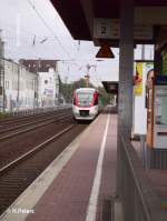 1008-1 steht am Bahnsteig von Dsseldorf-Vlklingerstrasse mit der S28 Kaars See.