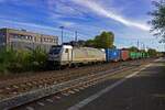 187 072 von RheinCargo ist am 27.10.22 mit einem Containerzug in Hilden unterwegs in Richtung Norden.