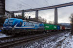 Die an die RTB Cargo vermietete Siemens Vectron MS - 6193 945-3 (91 80 6193 945-3 D-ELOC) der ELL - European Locomotive Leasing (Wien) fährt am 30 Januar 2026 mit einem Containerzug durch Eiserfeld in Richtung Siegen. Im Hintergrund die 105 m hohe Siegtalbrücke der A45 (Sauerlandlinie). Die SIEMENS Vectron MS - 6.4 MW wurde 2022 von Siemens in München-Allach unter der Fabriknummer 22989 gebaut. Sie ist in der Variante A10-7i ausgeführt und hat so die Zulassungen für Deutschland, Österreich, Polen, Tschechien, Slowakei, Ungarn, Niederlande und Rumänien (D / A / PL / CZ / SK / H / NL und RO). So besitzt die Variante MS A10 folgende Zugsicherungssysteme: ETCS BaseLine 3, sowie für Deutschland (PZB90 / LZB80 (CIR-ELKE I)), für Österreich (ETCS Level 1 mit Euroloop, ETCS Level 2, PZB90 / LZB80), für Polen (SHP), für Tschechien und die Slowakei (LS (Mirel)), für Ungarn (ETCS Level 1, EVM (Mirel)) für die Niederlande (ETCS Level 1, ETCS Level 2, ATB-EGvV) und für Rumänien (PZB90).
