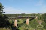 421 387 überquert das Viadukt von Beratzhausen mit einem leeren Autozug vermutlich nach Regensburg.