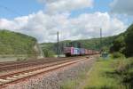 482 002-3 zieht ein Arcese Wechselpritschenzug durch den Loreley Betriebsbahnhof.