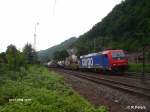 482 043-7 erreicht Bacharach mit ein Intermodialzug.