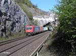 482 049-4 zieht mit einem Containerzug durchs Felsentor.