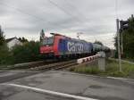 482 003 der SBB Cargo passiert am 17.10.2012 einen Bahnbergang in Langenfeld-Richrath.