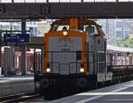 Diesellok SGL V180.05 (203 161-5) steht mit Flachwagen im HBF von München.