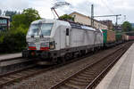 Die TXL eigene SIEMENS Vectron der TX Logistik AG, bisher hatte diese nur Loks angemietet. Die recht neue weiße TXL 7193 322 „Connected to Nature“ (91 80 7193 322-3 D-TXL) der TXL - TX Logistik AG (Troisdorf) fährt am 28 Juli 2025, mit einem KLV-Zug, durch den Bahnhof Kirchen (Sieg) in Richtung Betzdorf bzw. Köln.

Die SIEMENS Vectron MS (X4E) wurde 2024 von Siemens Mobility in München-Allach unter der Fabriknummer 23680 gebaut und am 31.03.2025 an die TXL ausgeliefert. Die mit 6.400 kW konzipierte Mehrsystemlok ist in der Variante A09-4f ausgeführt und hat so die und hat so die Zulassungen und entspr. Länderpakete für Deutschland, Österreich uns Italien (D / A / I).

Über TX Logistik AG
TX Logistik wurde 1999 als privates Eisenbahnverkehrsunternehmen gegründet und bietet mit Verbindungen in elf Ländern ein leistungsfähiges europäisches Netzwerk. Das Unternehmen verfügt über Tochtergesellschaften in der Schweiz, Österreich, Dänemark und Schweden sowie eine lokale Präsenz in Italien. In den Geschäftsbereichen Intermodal und Rail Freight entwickelt TX Logistik umfassende Schienenlösungen für kontinentale und maritime Verkehre sowie maßgeschneiderte Konzepte für konventionelle Fracht. Mit 650 Mitarbeitern und 8,6 Milliarden gefahrenen Tonnenkilometern erwirtschaftete das Unternehmen 2021 einen Jahresumsatz von 253 Millionen Euro. Seit Januar 2017 gehört TX Logistik zu 100 Prozent der Mercitalia Logistics S.p.A., einer Tochtergesellschaft der FS - Ferrovie dello Stato Italiane. Mittlerweile gehört das Unternehmen mit zu den Größten für den Schienengüterverkehr in Europa.

Das Unternehmen bietet den ganzen Umfang an Schienengüterverkehr, inklusive Containertransport und kombiniertem Verkehr an. Wichtigste Transportstrecken sind von den Häfen Hamburg, Bremerhaven, Rotterdam und Antwerpen nach Süddeutschland, Schweiz, Österreich und Italien.

TX Logistik setzt nun auf eigene Vectron Loks:
Anfang Oktober 2024 hat die TX Logistik AG ersten drei von 40 modernen Vectron-Lokomotiven des Herstellers Siemens Mobility aufs Gleis gesetzt, die das zur Mercitalia Logistics (FS Italiane Group) gehörende Schienenlogistikunternehmen im Mai 2023 bestellt hatte. Die Erweiterung der Fahrzeugflotte ist für TX Logistik eine wichtige Voraussetzung, um im intermodalen und grenzüberschreitenden Schienengüterverkehr weiter zu wachsen. Die neuen Lokomotiven werden vor allem auf dem Brenner- und dem Schweiz-Korridor eingesetzt, den strategisch wichtigen Nord-Süd-Achsen in Europa.

Beide Korridore sind stark frequentiert und stellen hohe Anforderungen an die eingesetzten Lokomotiven – von der Zugkraft über die Stabilität bis hin zur grenzüberschreitenden Systemkompatibilität. TX Logistik hat dazu die Maschinen mit verschiedenen Länderpaketen bestellt. 20 Vectron erhalten das Länderpaket für den Betrieb in Deutschland, Österreich, Schweiz, Italien und den Niederlanden (D-A-CH-I-NL) und sollen bis Anfang 2025 übergeben werden. Die Auslieferung der 20 Lokomotiven mit der Ausstattung für den deutsch-österreichisch-italienischen Korridor (D-A-I) soll bis zum Jahresende 2025 erfolgen.

Die Entscheidung für den Kauf der Vectron-Lokomotiven unterstreicht zugleich das Bestreben von TXLogistik, Schienengüterverkehre als umweltfreundliche und effiziente Alternative zum Straßentransport weiter voranzutreiben. Um dies zu unterstreichen und gleichzeitig für den Einstieg in den intermodalen Transport zu werben, hat die erste der drei Vectrons, die im Zughotel in Braunschweig übergeben wurden, eine spezielle Lok-Beklebung mit dem Schriftzug „Start now (Nature). Driven by Green Passion“ erhalten.

Die neuen Loks bieten mit ihrer Flexibilität und Leistungsfähigkeit ideale technische Voraussetzungen, um den steigenden Anforderungen des europäischen Güterverkehrs gerecht zu werden. Mit der modernen Vectron-Flotte, so TX Logistik, sei man mittelfristig nun in der Lage, die Kapazitäten auf dem Brenner- und dem Schweiz-Korridor deutlich zu erhöhen sowie die Effizienz und Zuverlässigkeit im Schienengüterverkehr weiter zu verbessern.