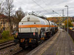 Der vierachsige Drehgestell-Druckgaskesselwagen (Flüssiggas-Kesselwagen für Chlor / Schwefeldioxid), 33 80 7809 254-5 D-VTG, der Gattung Zagns, der VTG AG (Hamburg), laut Anschrift und Gefahrguttafel (265/1017) beladen mit Chlor, am 29 Oktober 2025 im Zugverband bei der Zugdurchfahrt in Kirchen/Sieg.
Der Wagen wurde von 2006 von dem slowakischen Güterwagenhersteller Tatravagónka a.s. in Poprad gebaut. 
Diese Wagen sind speziell für den Transport von Schwefeldioxid und Chlor bestimmt (Stoffe der Klassen 2TC und 2TOC nach RID). Die Befüllung und Entleerung geschieht von oben, durch Phönix-Ventile der Bauart 309.40 (DN40/PN25). Dies ist eine Tankwagenventil-Kombination mit pneumatisch betätigtem Schnellschlussventil mit Faltenbalg und federbelastetem Kugelrückschlagventil.
An Sicherheitseinrichtungen besitzen die Wagen einen Überpufferungsschutz TE25 (Tankschutzschild), verriegelbare eine Ventilschutzhaube auf dem Tankscheitel, sowie Crashpuffer.
TECHNISCHE DATEN:
Gattung: Zagns (VTG Bez. G75.053D)
Spurweite: 1.435 mm (Normalspur)
Länge über Puffer: 14.070 mm
Drehzapfenabstand: 9.030 mm
Achsabstand im Drehgestell: 1.800 mm
Drehgestelltyp: Y25Ls1-K
Höchstgeschwindigkeit: 100 km/h
Eigengewicht: 26.700 kg
Nutzlast: 63,3 t ab Streckenklasse D, auf DB-Netz ab CM 57,3 t
Gesamtvolumen: 52.850 Liter
Behälterwerkstoff: Normalstahl (ESTE 460 bzw. P460/630NL2), 10,5 mm dick
Durchmesser des Kessels: 2 500 mm
Tankcode: P22DH
Kleinster befahrbarer Gleisbogen: R 35 m
Bremse: KG-GP-A (LL)
Handbremse: Ja, auf Bremserbühne
Intern. Verwendungsfähigkeit: RIV
Die Bedeutung der Gattung Zagns:
Z = Kesselwagen
a = 4 Radsätze 
g = für verdichtete, verflüssigte oder unter Druck gelösten Gasen
n = bei vier Radsätzen höchste Lastgrenze über 60 t
s = zugelassen für Züge bis 100 km/h (beladen)
Die Bedeutung vom Tankcode:
P  =Tank für verflüssigte oder unter Druck gelöste Gase
22 = Mindestberechnungsdruck 22 bar
D  = Tank mit obenliegenden Öffnungen ohne Öffnungen unterhalb des Flüssigkeitsspiegels
H  = luftdicht verschlossener Tank
 Der vierachsige Drehgestell-Druckgaskesselwagen (Flüssiggas-Kesselwagen für Chlor / Schwefeldioxid), 33 80 7809 254-5 D-VTG, der Gattung Zagns, der VTG AG (Hamburg), laut Anschrift und Gefahrguttafel (265/1017) beladen mit Chlor, am 29 Oktober 2025 im Zugverband bei der Zugdurchfahrt in Kirchen/Sieg.
Der Wagen wurde von 2006 von dem slowakischen Güterwagenhersteller Tatravagónka a.s. in Poprad gebaut. 
Diese Wagen sind speziell für den Transport von Schwefeldioxid und Chlor bestimmt (Stoffe der Klassen 2TC und 2TOC nach RID). Die Befüllung und Entleerung geschieht von oben, durch Phönix-Ventile der Bauart 309.40 (DN40/PN25). Dies ist eine Tankwagenventil-Kombination mit pneumatisch betätigtem Schnellschlussventil mit Faltenbalg und federbelastetem Kugelrückschlagventil.
An Sicherheitseinrichtungen besitzen die Wagen einen Überpufferungsschutz TE25 (Tankschutzschild), verriegelbare eine Ventilschutzhaube auf dem Tankscheitel, sowie Crashpuffer.
TECHNISCHE DATEN:
Gattung: Zagns (VTG Bez. G75.053D)
Spurweite: 1.435 mm (Normalspur)
Länge über Puffer: 14.070 mm
Drehzapfenabstand: 9.030 mm
Achsabstand im Drehgestell: 1.800 mm
Drehgestelltyp: Y25Ls1-K
Höchstgeschwindigkeit: 100 km/h
Eigengewicht: 26.700 kg
Nutzlast: 63,3 t ab Streckenklasse D, auf DB-Netz ab CM 57,3 t
Gesamtvolumen: 52.850 Liter
Behälterwerkstoff: Normalstahl (ESTE 460 bzw. P460/630NL2), 10,5 mm dick
Durchmesser des Kessels: 2 500 mm
Tankcode: P22DH
Kleinster befahrbarer Gleisbogen: R 35 m
Bremse: KG-GP-A (LL)
Handbremse: Ja, auf Bremserbühne
Intern. Verwendungsfähigkeit: RIV
Die Bedeutung der Gattung Zagns:
Z = Kesselwagen
a = 4 Radsätze 
g = für verdichtete, verflüssigte oder unter Druck gelösten Gasen
n = bei vier Radsätzen höchste Lastgrenze über 60 t
s = zugelassen für Züge bis 100 km/h (beladen)
Die Bedeutung vom Tankcode:
P  =Tank für verflüssigte oder unter Druck gelöste Gase
22 = Mindestberechnungsdruck 22 bar
D  = Tank mit obenliegenden Öffnungen ohne Öffnungen unterhalb des Flüssigkeitsspiegels
H  = luftdicht verschlossener Tank