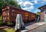 Der gedeckte zweiachsige Schiebewand-/Schiebedachwagen WEBA 06 - 10 80 0715 000-7 D-WEBA (ex 10 80 0715 000-7 D-DB) der Gattung Tbis 869 - Bauform A (für Büromöbel der SSI Schaefer Shop GmbH) ehemals der WEBA (Westerwaldbahn des Kreises Altenkirchen GmbH), ausgestellt am 07 Juli 2024 beim Erlebnisbahnhof Westerwald der Westerwälder Eisenbahnfreunde 44 508 e. V. in Westerburg, hier war Lokschuppenfest.

Beschreibung:
Die Beschaffung erster Hubschiebedachwagen begann bereits 1949. Die Wagen verfügten über ein zweiteiliges Dach, von denen ein Teil über das andere geschoben werden konnte. In der Mitte des Wagens war ein der Dachform angepasstes Querjoch angebracht, um einerseits die Spur der Dachlaufwerke halten zu können, andererseits das Dach dicht verschließen zu können. Betätigt wurde das Dach durch ein an den Kopfendenden angebrachte hoch liegende Bühne, die über Leitern erreicht wurden.

Ab 1966 wurden von der DB bei der Waggonunion Siegen (eigentlich Dreis-Tiefenbach, zuvor Siegener Eisenbahnbedarf A.G.) die ersten Wagen der Gattung Tbis 869 der Bauform A beschafft. Bei dieser Bauform konnte das Dach auch nur von einer kleinen oben liegenden Bühne an den Stirnwänden geöffnet werden. Zwei Jahre später wurde die Bauform B dieser Gattung gefertigt. Hierbei war es nun möglich das Dach mittels Handräder an einer Stirnseite der Waggons zu öffnen. Es war nun nicht mehr nötig auf das Dach zu steigen und verminderte somit auch die Unfallgefahr.

Eingesetzt wurden diese Waggons für den Transport von großen nässeempfindlichen Stückgütern (bei diesem Wagen waren es später Büromöbel), durch das öffnungsfähige Dach könnte die Ladung auch mittels Kranen schnell be- und entladen werden. Von den ca. 2.000 beschafften Fahrzeugen gelangten noch gut 1.400 zur DB AG, dort wurden sie aber zügig ausgemustert und durch neuere Bauarten ersetzt. 

TECHNISCHE DATEN:
Spurweite: 1.435 mm (Normalspur)
Anzahl der Achsen: 2
Länge über Puffer :14.000 mm
Achsabstand: 8.000 mm
Eigengewicht: 18.400 kg
Ladelänge:12.800 mm
Ladefläche: 33,0 m²
Rauminhalt: 85,0 m³
Seitenwand-Türöffnung (B × H): 5.660 × 2.100 mm
Lichte Öffnung bei geöffnetem Dach: 6.000 × 2.530 mm
Fußbodenhöhe über SO: 1.200 mm
Höchstgeschwindigkeit: 100  km/h 
Maximales Ladegewicht: 18,5 t (Streckenklasse C oder höher)
Kleinster bef. Gleisbogenradius:  35 m
Bremse: Frein O-GP 
Intern. Verwendungsfähigkeit: RIV (ursprünglich)
