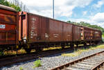 Privater gedeckter Güterwagen mit Schiebewänden der Gattung Hills, 10 80 2102 000-4, WEBA 02 (10 80 DB 210 2 000-4), der Westerwaldbahn (WEBA) abgestellt am 07 Juli 2024 auf dem Betriebshof der WEBA) auf der Bindweide bei Steinebach/Sieg abgestellt.

Der Wagen wurde 1989 von Rolanfer Matériel Ferroviaire SAS in Metz-Woippy (Frankreich) unter der Fabriknummer 534015 für die belgische SNCB gebaut, wann er auf den Westerwald kam ist mir unbekannt.

Beschreibung:
Der Wagen hat auf jeder Längsseite vier Schiebewände, so ist es möglich jeweils eine halbe Längsseide zu öffnen. Eingesetzt wurden diese Waggons für den Transport von großen nässeempfindlichen Stückgütern (bei dem Wagen waren es Büromöbel).

TECHNISCHE DATEN:
Spurweite: 1.435 mm
Länge über Puffer :12.540 mm
Achsabstand: 8.000 mm
Eigengewicht: 15.460 kg
Ladelänge:11.300 mm
Ladefläche: 28,7 m²
Rauminhalt: 64,6 m³
Höchstgeschwindigkeit: 100 km/h
Maximales Ladegewicht: 18,5 t (Streckenklasse C oder höher)
Bremse: KE-GP

Bei der WEBA war der Wagen nur auf der DB Strecke Scheuerfeld (Sieg) – Betzdorf (Sieg) zugelassen. Die WEBA hat 2017 den Güterverkehr eingestellt. Zudem ist für den Kunden der Bahntransport von Büromöbel (von Weitefeld nach Betzdorf) nicht mehr nötig.