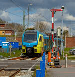 Zwei gekuppelte vierteilige Stadler FLIRT der WestfalenBahn GmbH (WFB), ein Unternehmen der Abellio GmbH erreichen am 01.05.2022, als RE 15 „Emsland-Express“ den Bahnhof Emden Auenhafen.