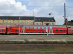 Ein Dosto-Steuerwagen mit traditioneller flacher Front (DABbuzfa  760) steht abgestellt in Halle/S Hbf