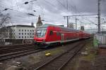 Eine Regionalbahn nach Koblenz erreicht, geschoben von 143 910, Köln Hbf.