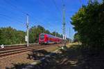 Geschoben von 182 015 fhrt eine Doppelstock-Garnitur dem nchsten Halt am Berliner Ostkreuz entgegen.