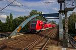 Ein Doppelstockzug der Linie RE1 berquert das Flakenflie in Erkner und fhrt in den Bahnhof von Erkner ein.