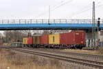 3 Containertragwagen die seit einigen Tagen im Tostedter Bahnhof stehen und ein Ausweich-/Bahnsteiggleis blockieren. Datum 18.12.2024.